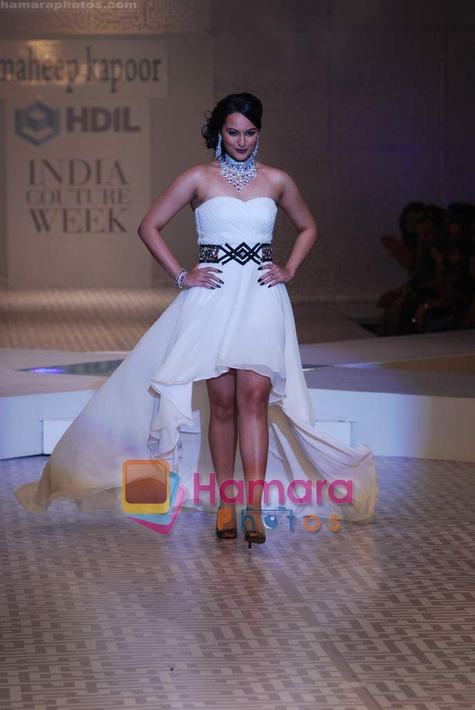 Sonakshi Sinha walks the ramp for Maheep Kapoor show on Day 2 of HDIL on 7th Oct 2010 