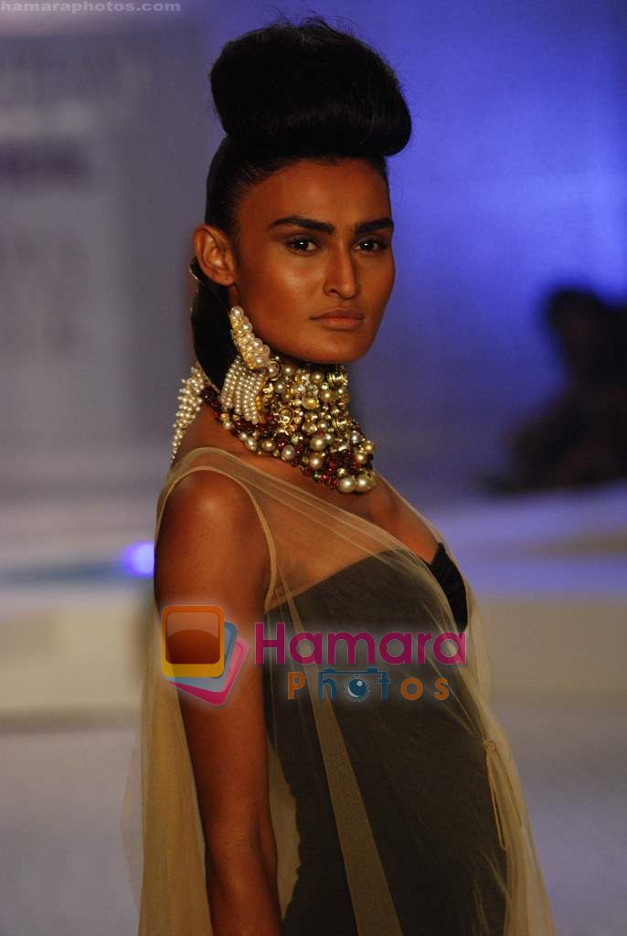 Model walks the ramp for Raj Mahtani show on Day 2 of HDIL on 7th Oct 2010 