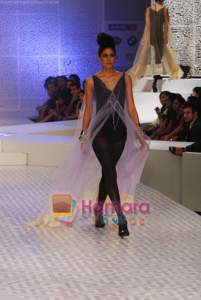 Model walks the ramp for Raj Mahtani show on Day 2 of HDIL on 7th Oct 2010 
