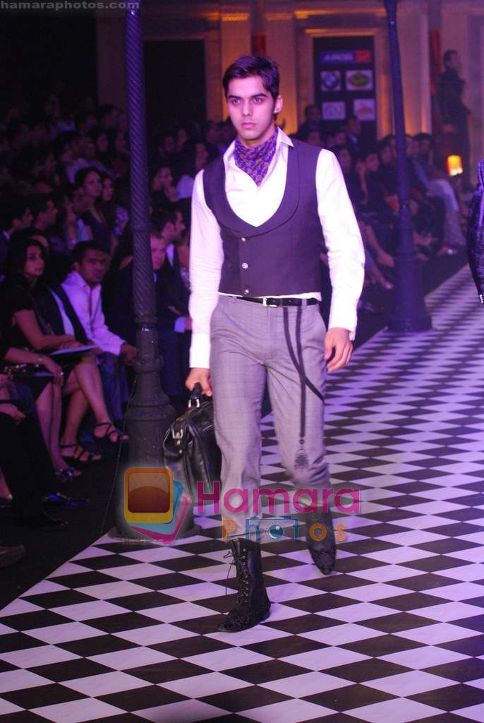 Model walks the ramp for Karan Johar and Varun Bahl's show on Day 2 of HDIL on 7th Oct 2010 