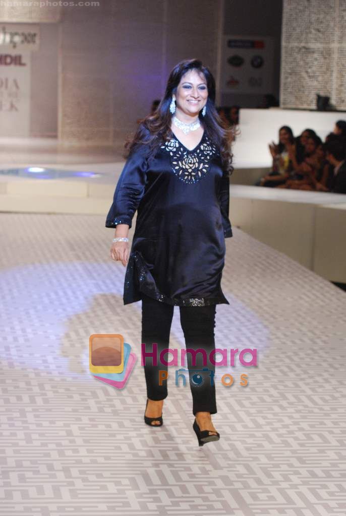 Model walks the ramp for Maheep Kapoor show on Day 2 of HDIL on 7th Oct 2010 
