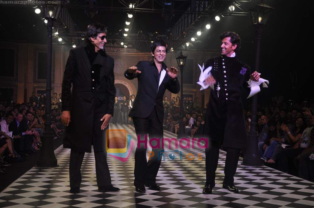 Amitabh Bachchan, Shahrukh Khan, Hrithik Roshan walks the ramp for Karan Johar and Varun Bahl's show on Day 2 of HDIL on 7th Oct 2010 
