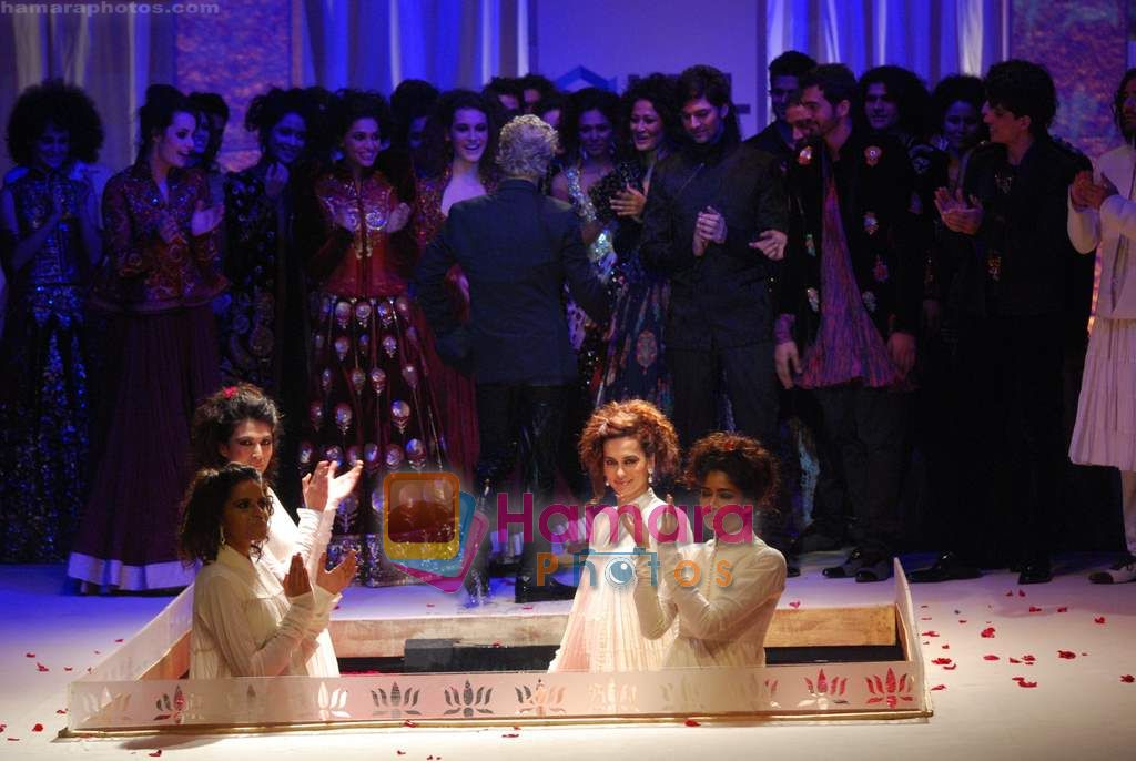 Model walks the ramp for Rohit Bal's Show on day 3 of HDIL on 8th Oct 2010 