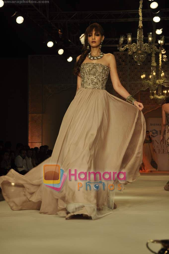 Model walks the ramp for Ayesha Deepala's Show on day 3 of HDIL on 8th Oct 2010 