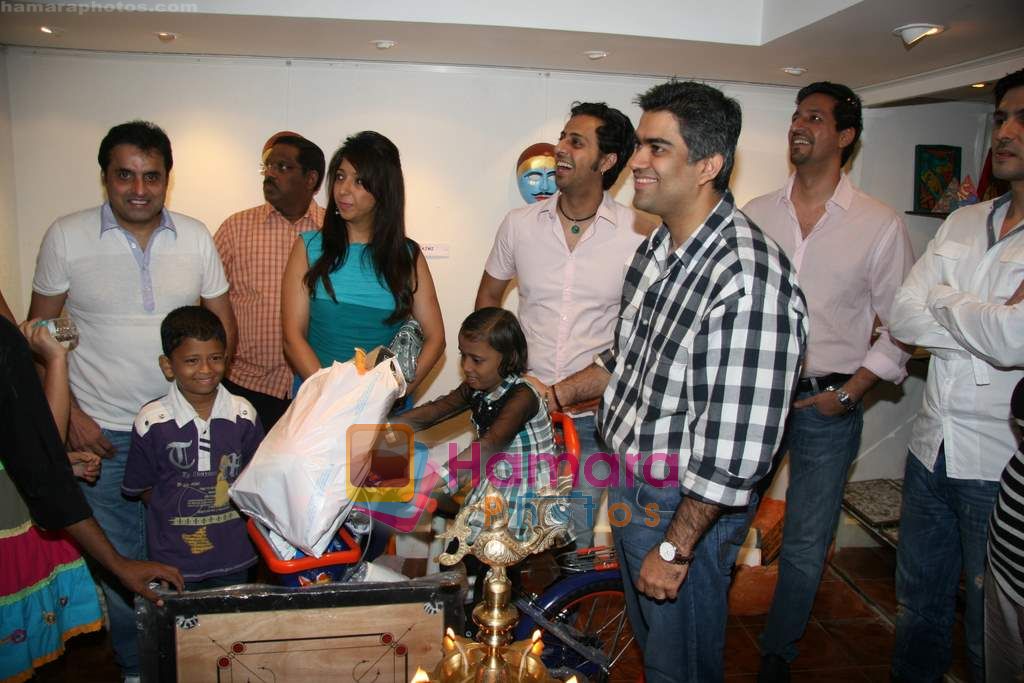 at Make a wish foundation art event hosted by Zarine Khan and Bina Aziz in Sanjay Plaza, juhu on 9th Oct 2010 