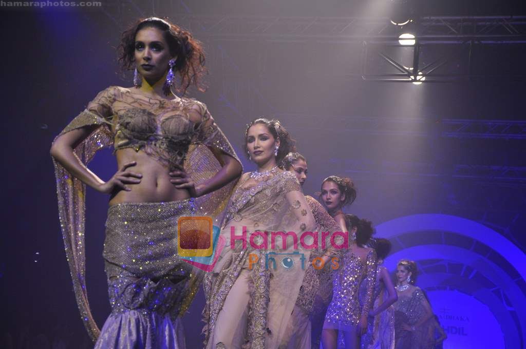 Model walks the ramp for Rina Dhaka Show on day 4 of HDIL on 9th Oct 2010 