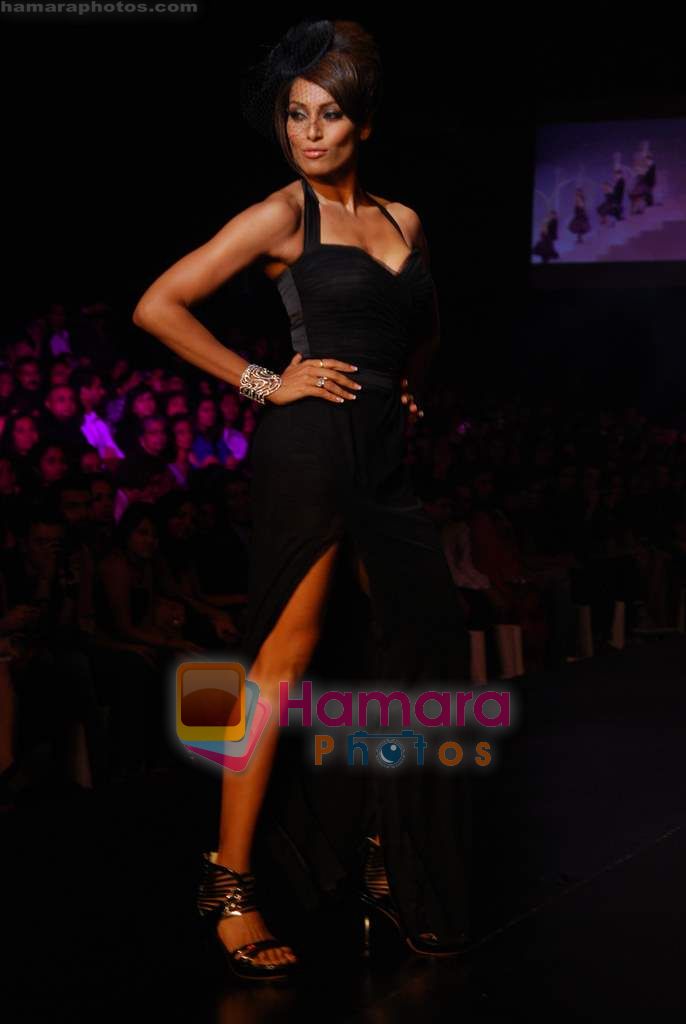 Bipasha Basu at Salman Khan's Being Human show on Day 4 of HDIL on 9th Oct 2010 