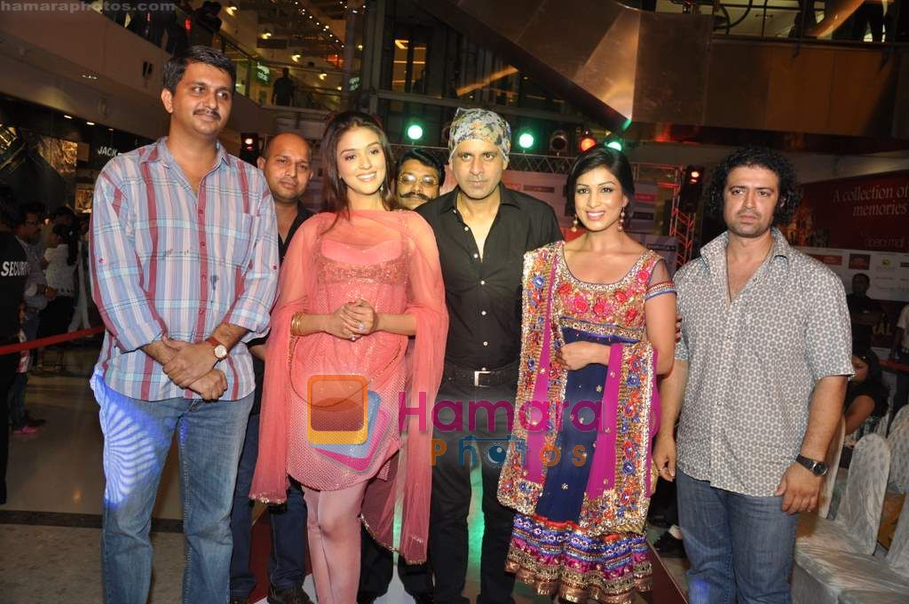 Aarti Chhabria, Manoj Bajpai, Pallavi Sharda at Runway Central show in Oberoi Mall, Goregaon on 9th Oct 2010 