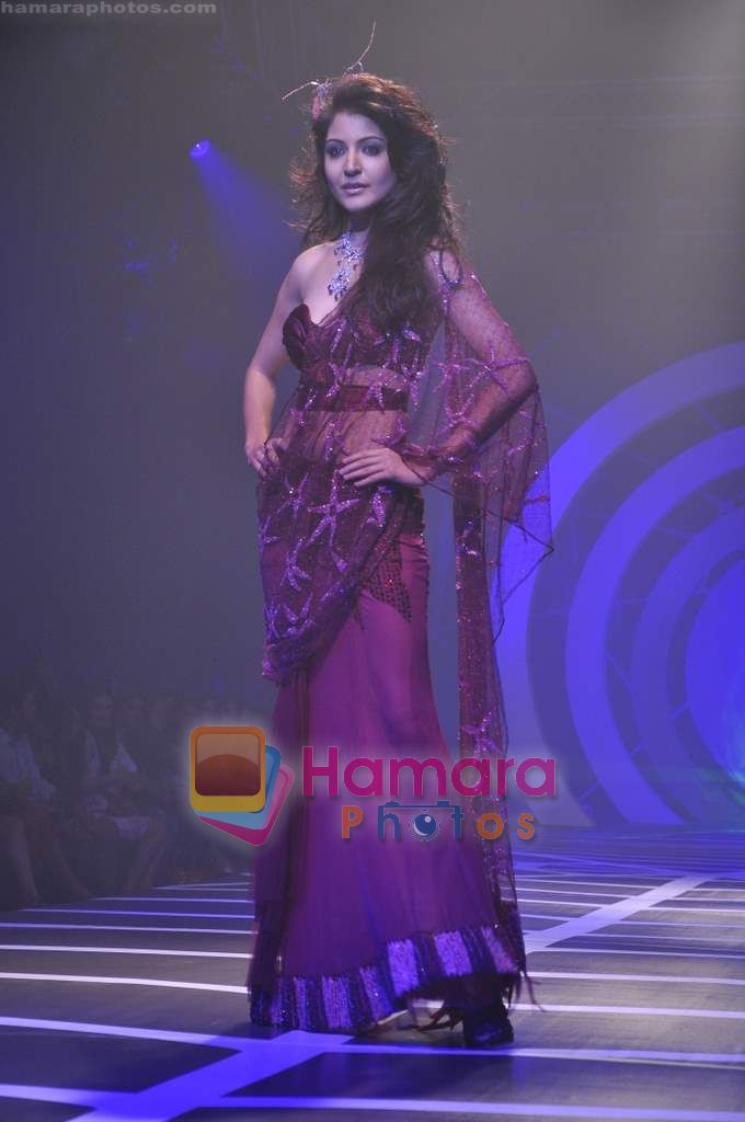 Anushka Sharma walks the ramp for Rina Dhaka Show on day 4 of HDIL on 9th Oct 2010 
