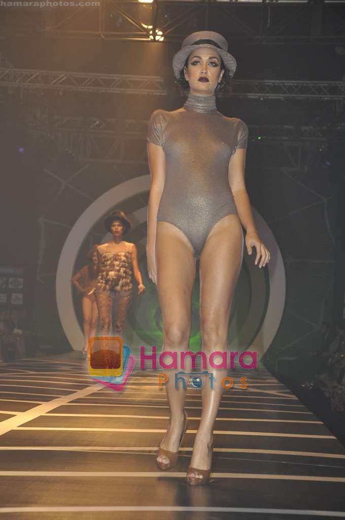 Model walks the ramp for Rina Dhaka Show on day 4 of HDIL on 9th Oct 2010 