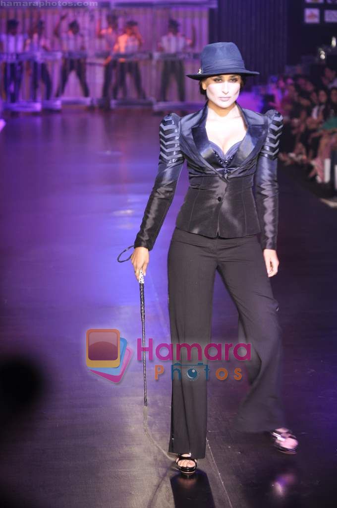 Kareena Kapoor at Salman Khan's Being Human show on Day 4 of HDIL on 9th Oct 2010 