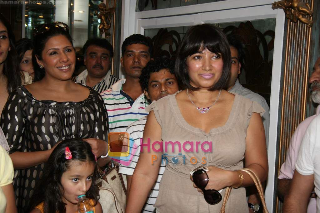 at Make a wish foundation art event hosted by Zarine Khan and Bina Aziz in Sanjay Plaza, juhu on 9th Oct 2010 