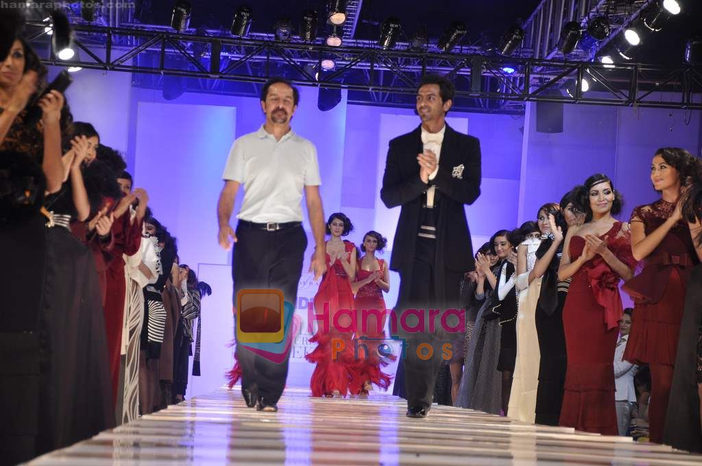 Arjun Rampal walks the ramp for Shahab Durazi Show on day 5 of HDIL on 10th Oct 2010 