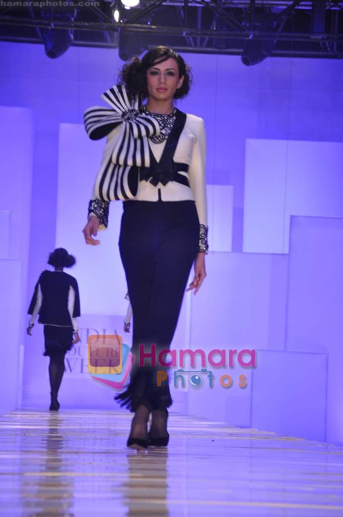 Model walks the ramp for Shahab Durazi Show on day 5 of HDIL on 10th Oct 2010 ~0