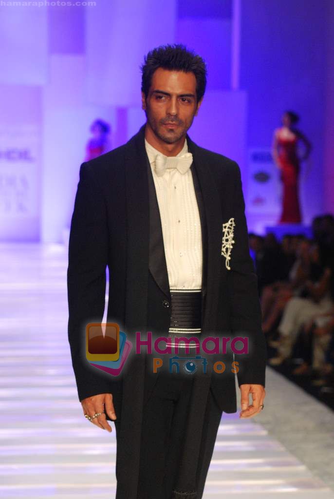 Arjun Rampal walks the ramp for Shahab Durazi Show on day 5 of HDIL on 10th Oct 2010 