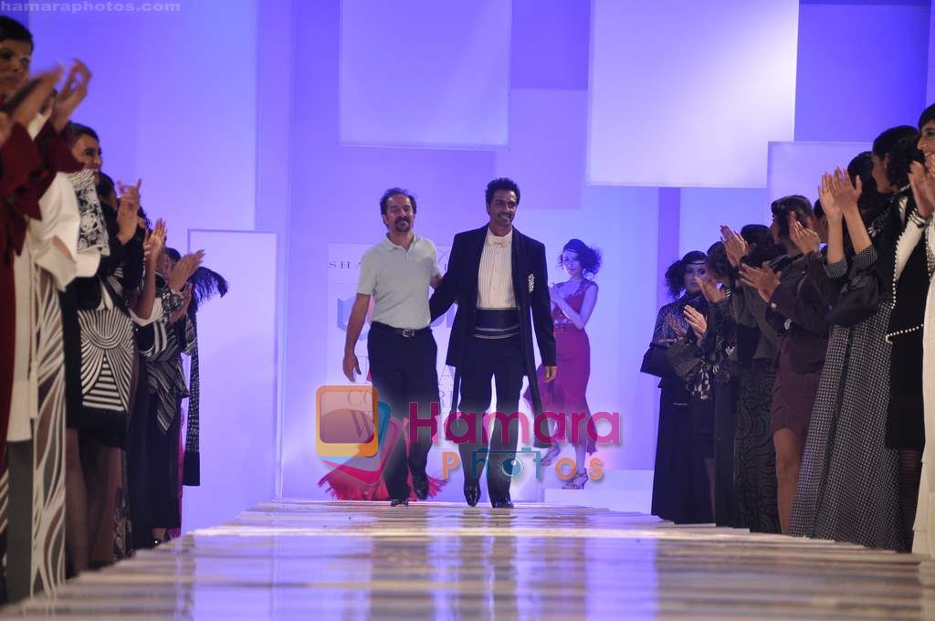 Arjun Rampal walks the ramp for Shahab Durazi Show on day 5 of HDIL on 10th Oct 2010 ~0