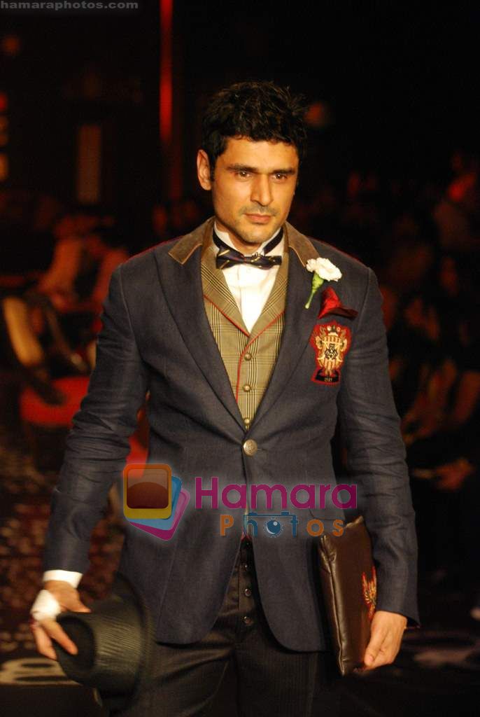 Model walks the ramp for Arjun Khanna Show on day 5 of HDIL on 10th Oct 2010 