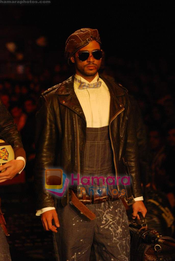 Model walks the ramp for Arjun Khanna Show on day 5 of HDIL on 10th Oct 2010 