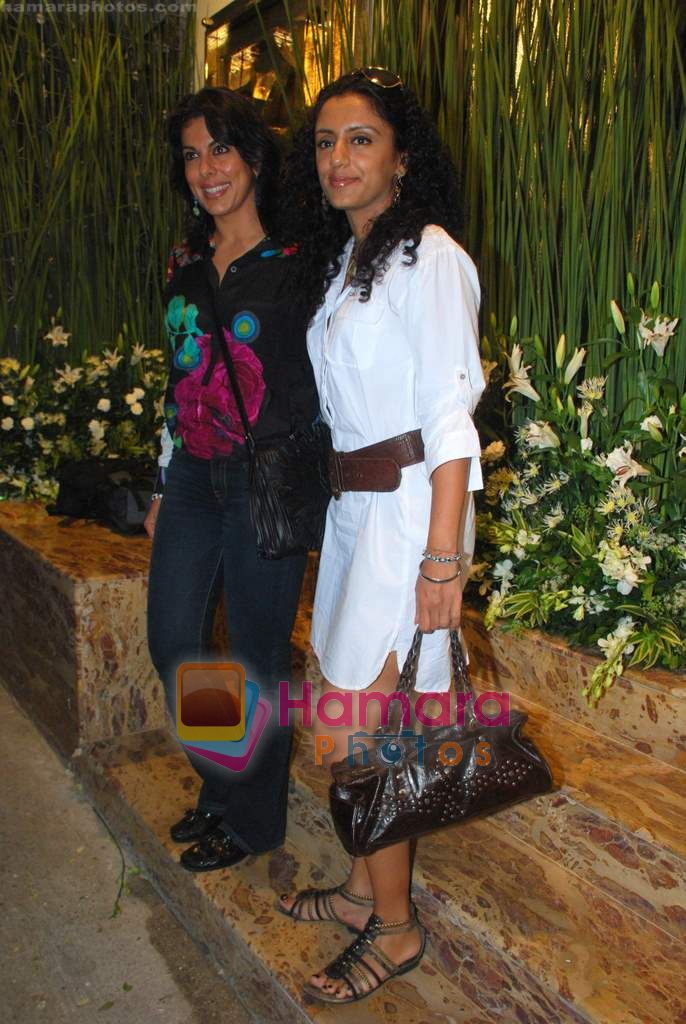 pooja bedi and parveen at Farah Ali Khan store launch in Turner Road, Bandra, Mumbai on 15th Oct 2010