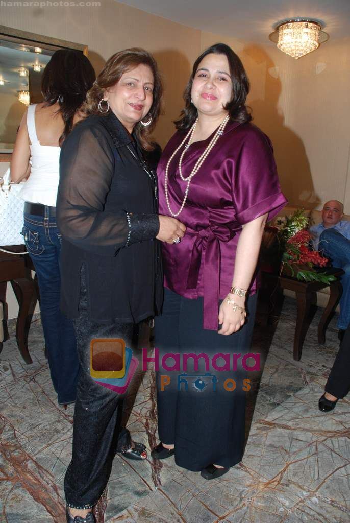 mona narang and elina meswani at Farah Ali Khan store launch in Turner Road, Bandra, Mumbai on 15th Oct 2010