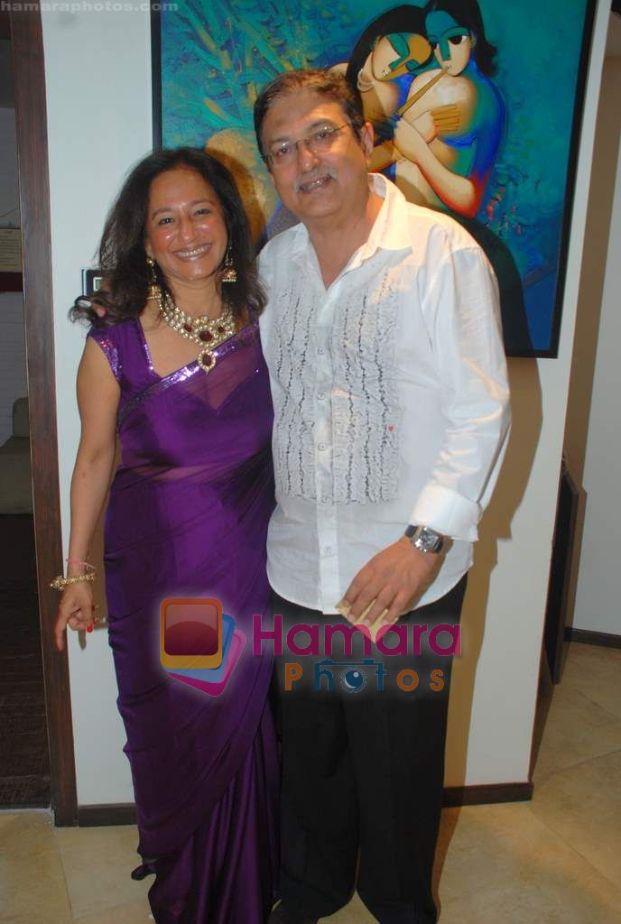 swati and devang shah at Luxury showroom Estaa launch in Kemps Corner on 19th Oct 2010