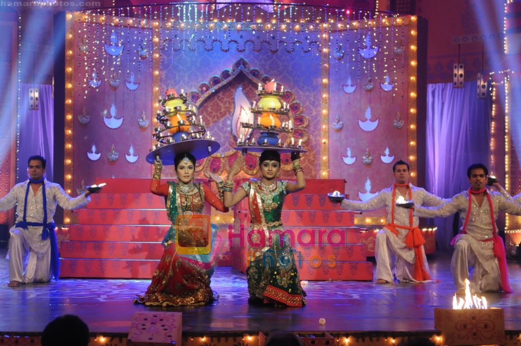 Pooja Gor and Parul Chauhan Performing at Diwali Dilo Ki of Star Plus 2