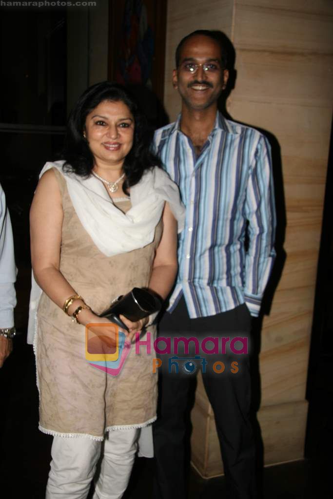 Kiran Juneja, Rohan Sippy at Karen Anand's chef table in J W Marriott on 20th Oct 2010 