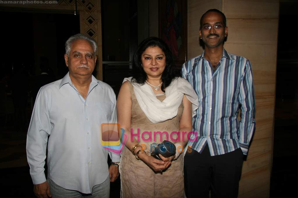 Ramesh Sippy, Kiran Juneja, Rohan Sippy at Karen Anand's chef table in J W Marriott on 20th Oct 2010 