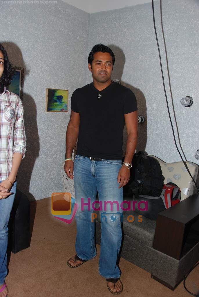 Leander Paes on the sets of KBC in FilmCity on 24th Oct 2010 ~0