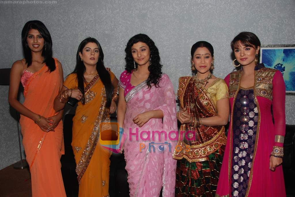 Pooja Gaur, Ragini Khanna, Disha Wakani, Aashka Goradia on the sets of KBC in FilmCity on 24th Oct 2010 