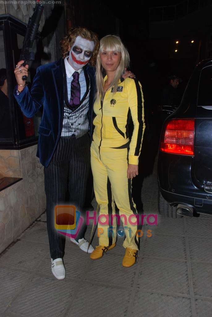 Arjun Rampal, Mehr Jessia at Hrithik Roshan's Halloween Party in  Juhu Residence on 24th Oct 2010 