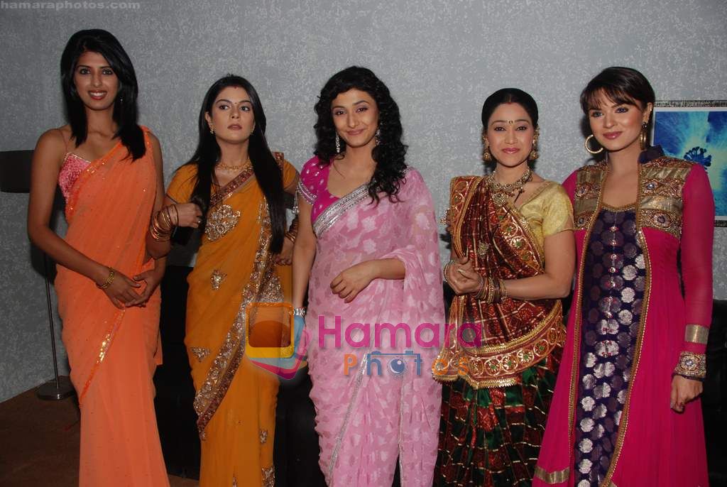 Pooja Gaur, Ragini Khanna, Disha Wakani, Aashka Goradia on the sets of KBC in FilmCity on 24th Oct 2010 ~0