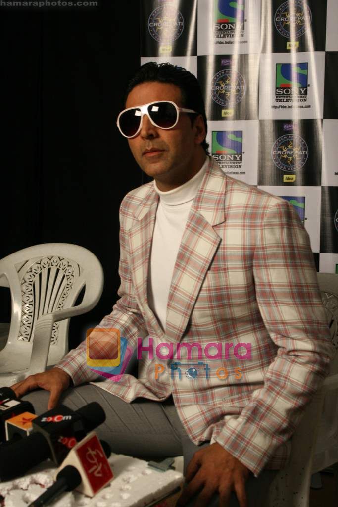 Akshay Kumar on the sets of KBC in Filmcity on 25th Oct 2010 