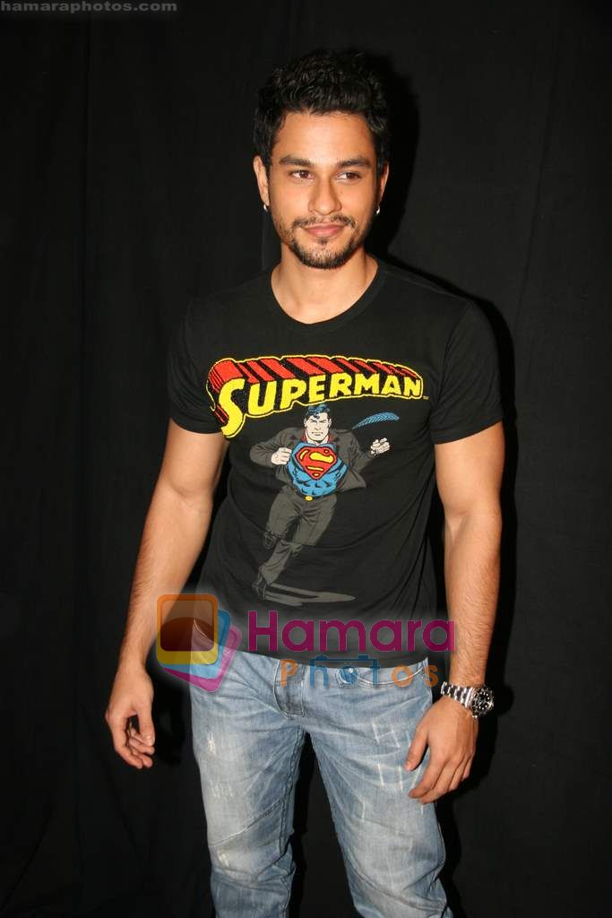 Kunal Khemu on the sets of KBC in Filmcity on 25th Oct 2010 