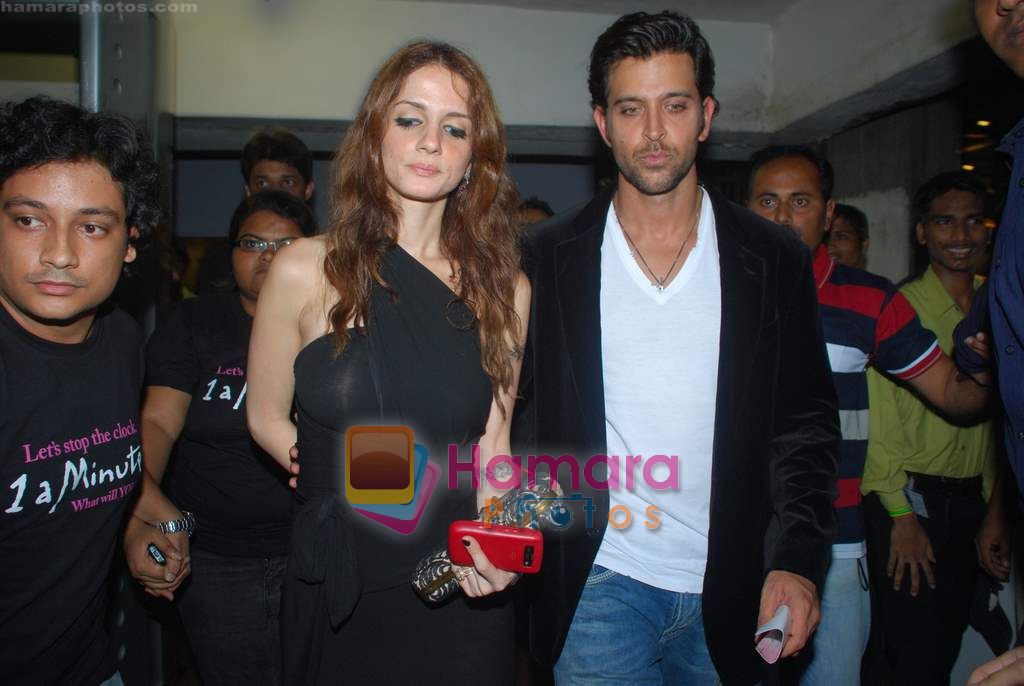 Hrithik Roshan, Suzanne Roshan at Namrata Gujral's 1 A Minute film on breast cancer premiere in PVR on 27th Oct 2010 