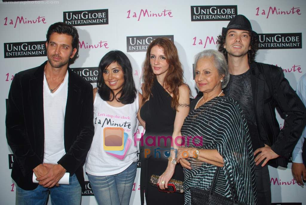 Hrithik Roshan, Suzanne Roshan, Waheeda Rehman at Namrata Gujral's 1 A Minute film on breast cancer premiere in PVR on 27th Oct 2010 