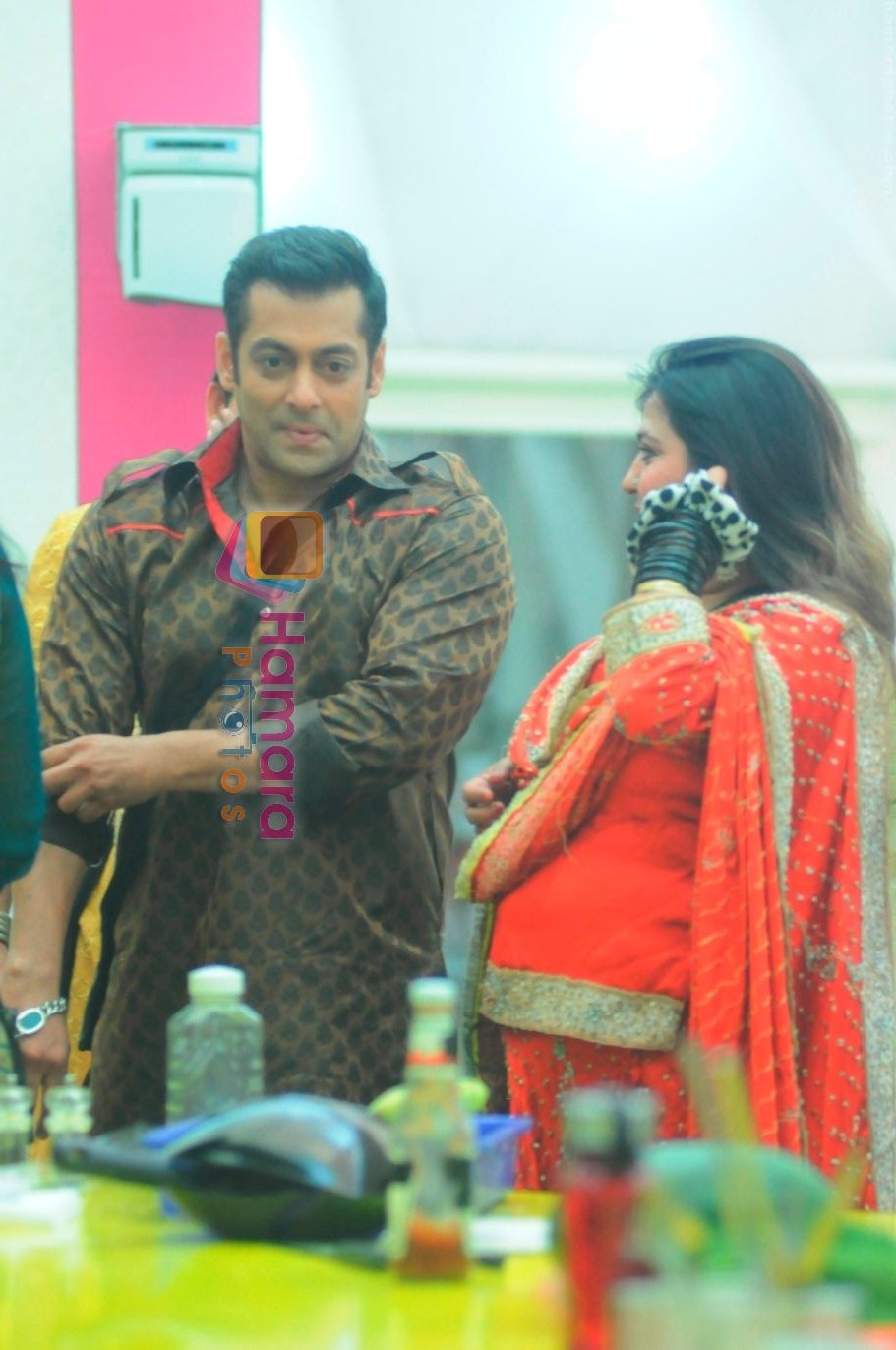 Salman and Dolly at the Bigg Boss House on 29th Oct 2010