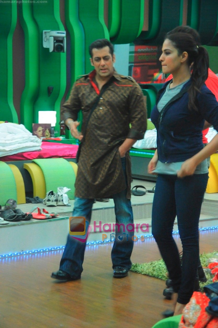 Salman overlooks Veena's shoes at the Bigg Boss House on 29th Oct 2010