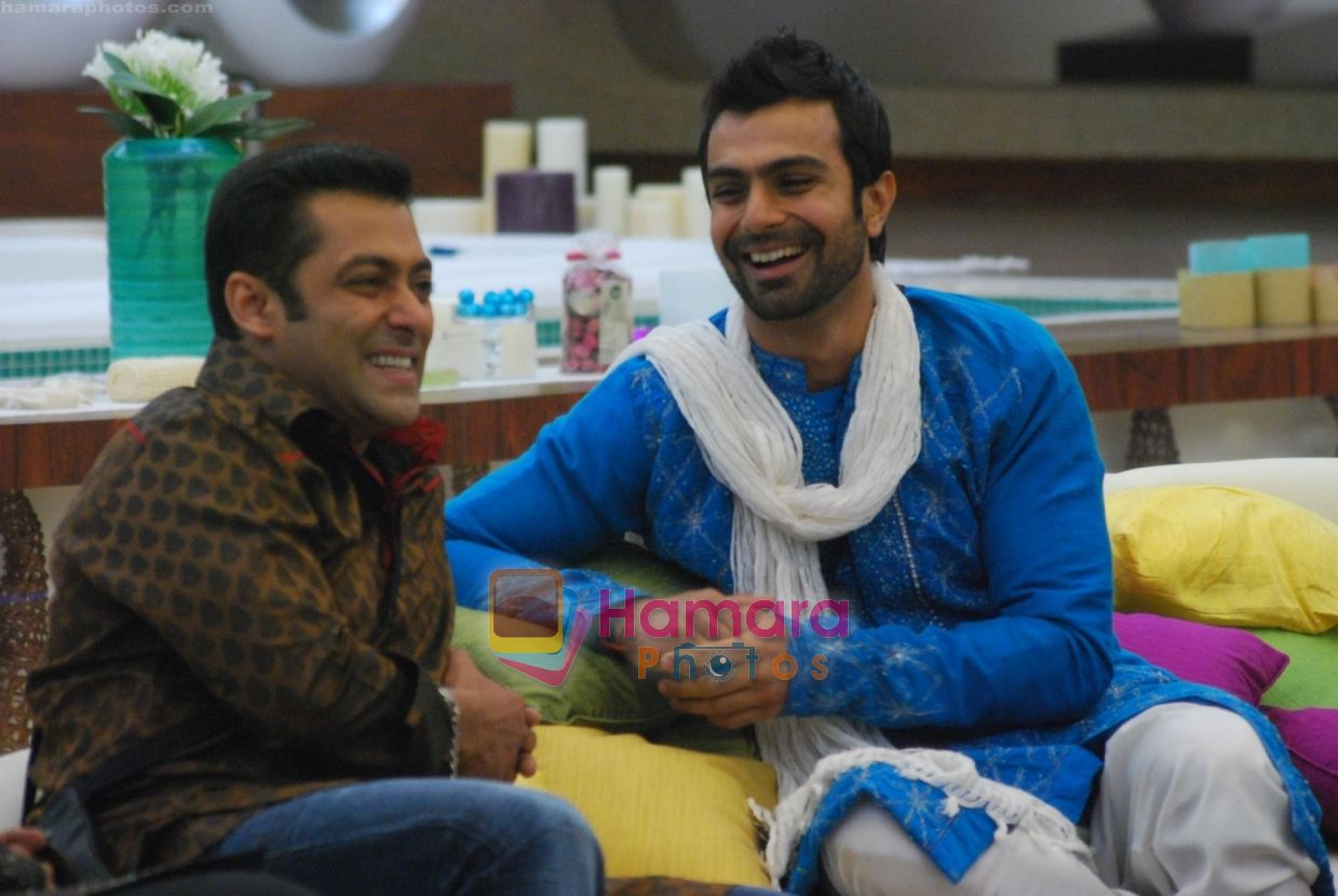 salman shares a laugh with Ashmit - house Captian at the Bigg Boss House on 29th Oct 2010
