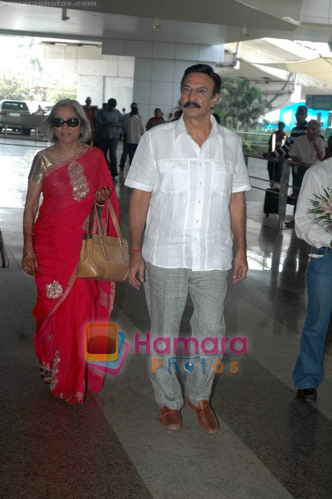 Suresh Oberoi at Vivek Oberoi with wife Priyanka Alva after marriage arrive at Mumbai airport on 30th Oct 2010 