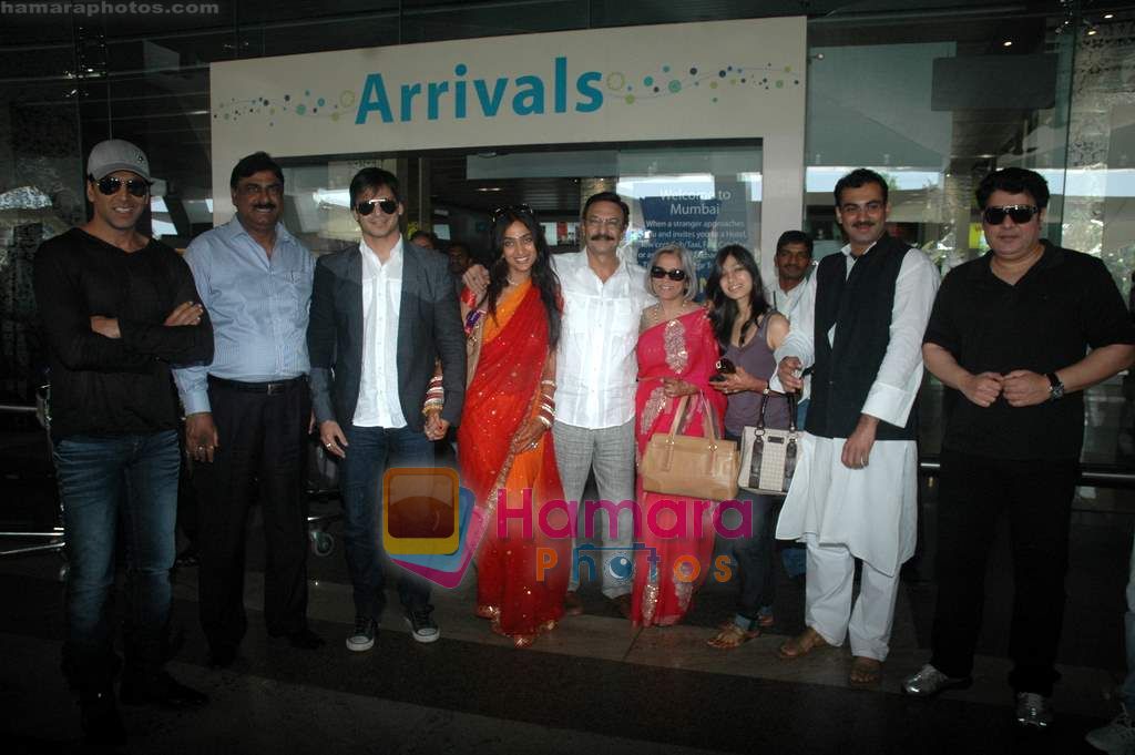  Akshay Kumar, Suresh Oberoi, Sajid Khan, Vivek Oberoi with wife Priyanka Alva after marriage arrive at Mumbai airport on 30th Oct 2010 