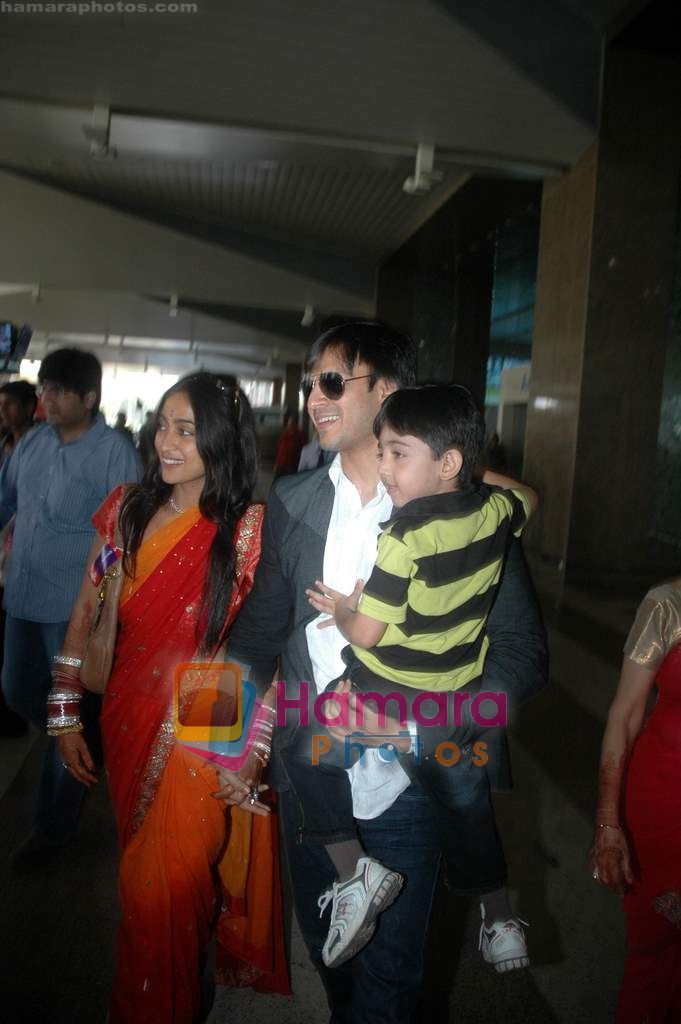  Vivek Oberoi with wife Priyanka Alva after marriage arrive at Mumbai airport on 30th Oct 2010