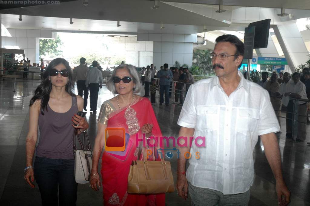 Suresh Oberoi at Vivek Oberoi with wife Priyanka Alva after marriage arrive at Mumbai airport on 30th Oct 2010 