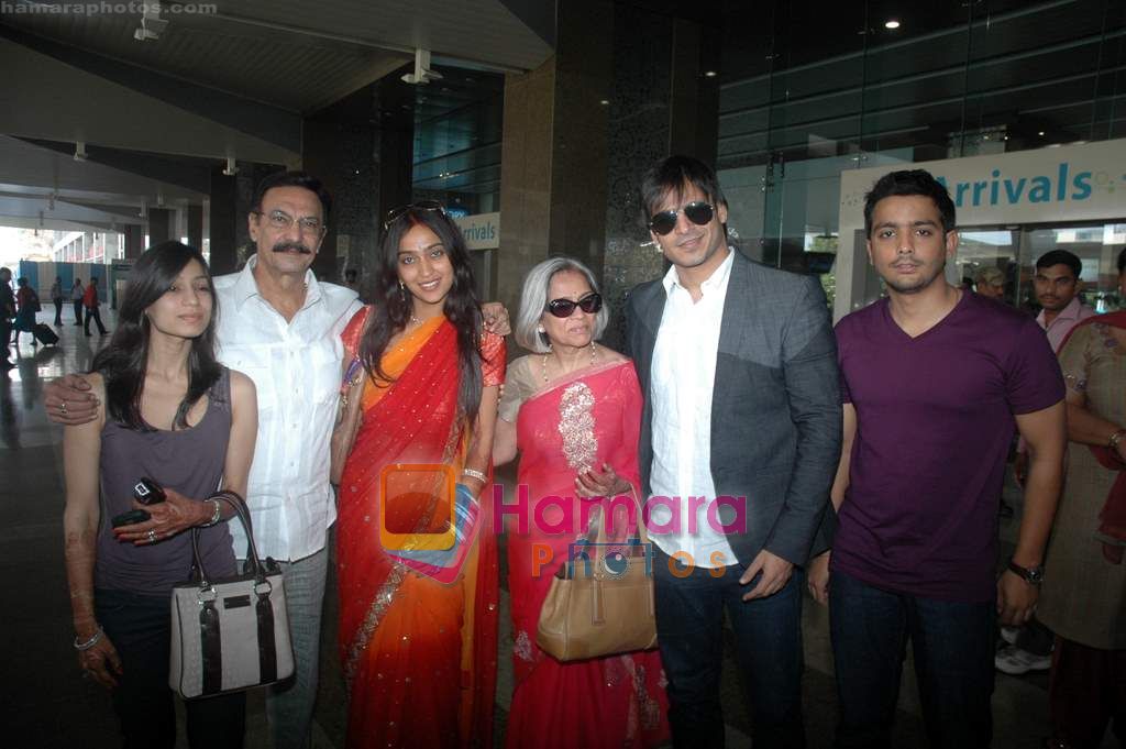 Vivek Oberoi with wife Priyanka Alva after marriage arrive at Mumbai airport on 30th Oct 2010 