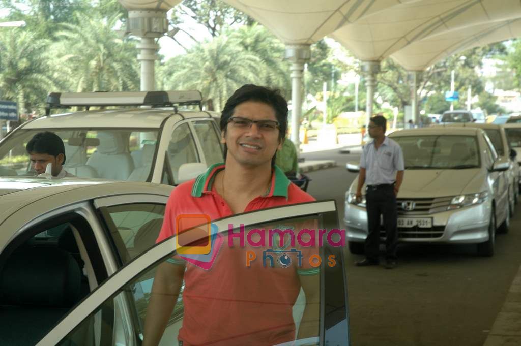 Shaan at Vivek Oberoi with wife Priyanka Alva after marriage arrive at Mumbai airport on 30th Oct 2010 