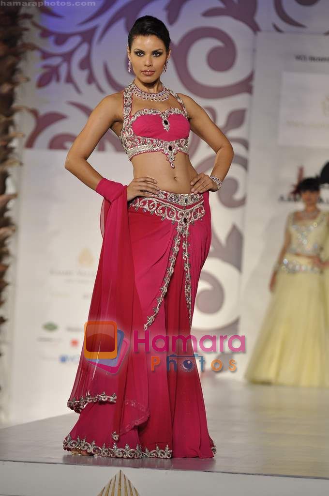 Model walks the ramp for Arjun Anjalee Kapoor for Aamby Valley India Bridal Week on 30th Oct 2010 