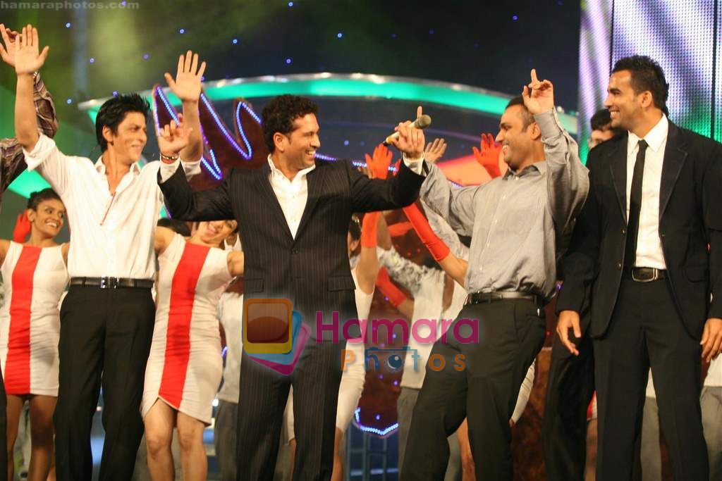 Shahrukh Khan performance at Sahara Sports Awards on 30th Oct 2010 