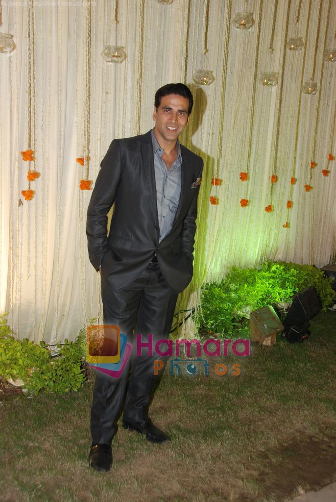 Akshay Kumar at Vivek and Priyanka Oberoi's wedding reception in ITC Grand Maratha, Mumbai on 31st Oct 2010 