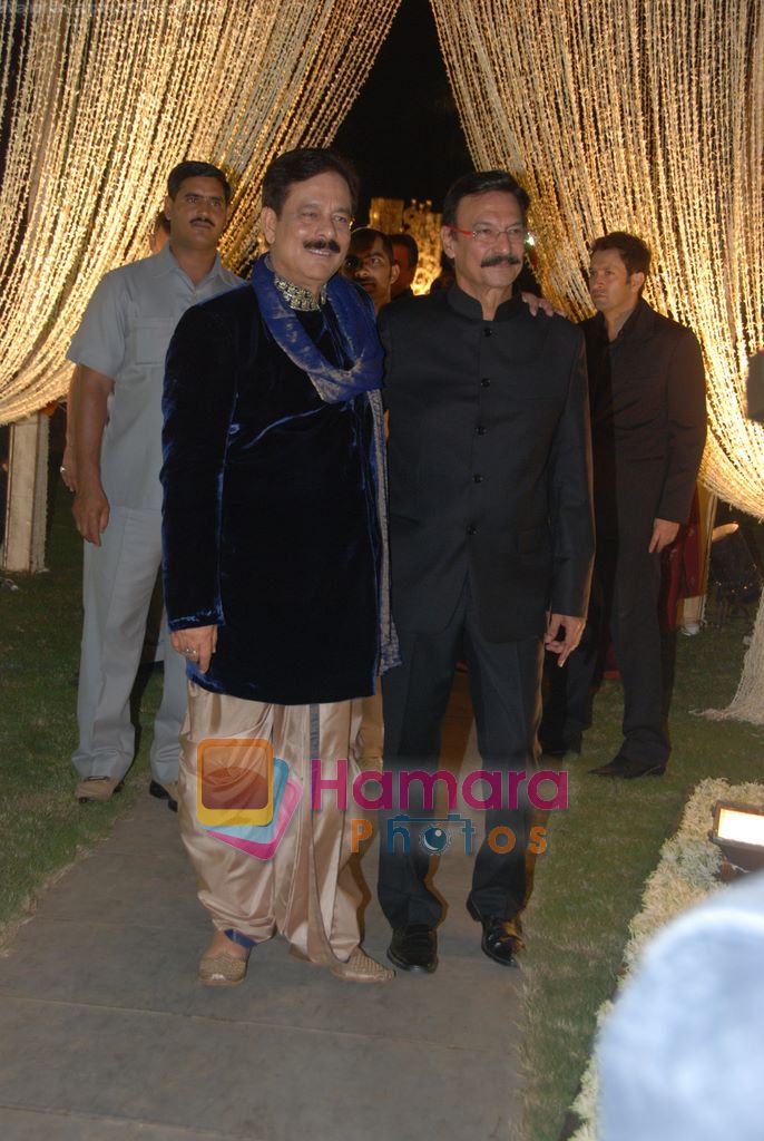 Suresh Oberoi at Vivek and Priyanka Oberoi's wedding reception in ITC Grand Maratha, Mumbai on 31st Oct 2010 