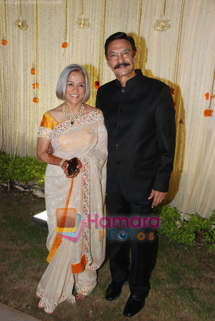 Suresh Oberoi at Vivek and Priyanka Oberoi's wedding reception in ITC Grand Maratha, Mumbai on 31st Oct 2010 